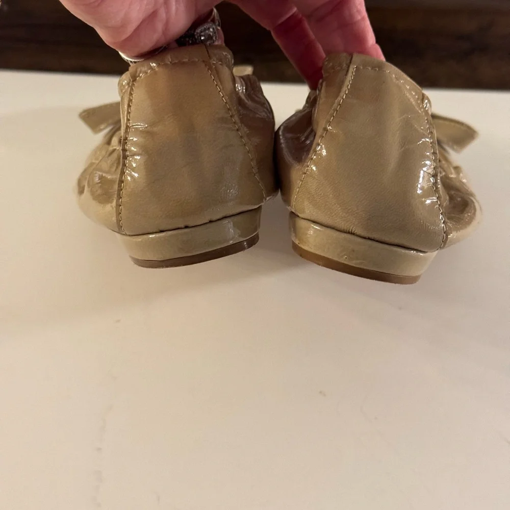 BUTTER MADE IN ITALY TAUPE PATENT LEATHER BOW BALLOT FLATS!